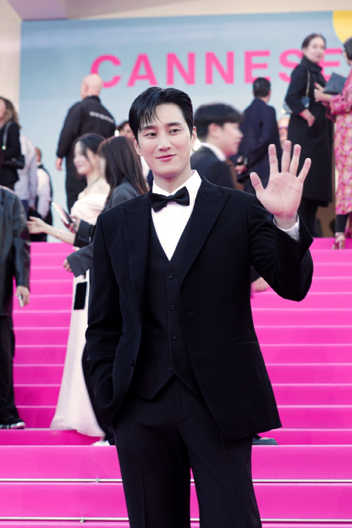 '칸 시리즈行' 안보현, 핑크카펫 화려하게 수놓았다…글로벌★ 저력 입증