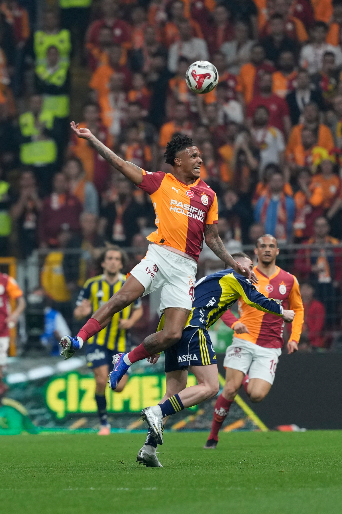 치열하게 싸운 갈라타사이와 페네르바체 선수들 AP