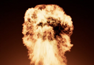 자고 있는 남자친구에게 폭발물 던져 손 절단, 이유가?