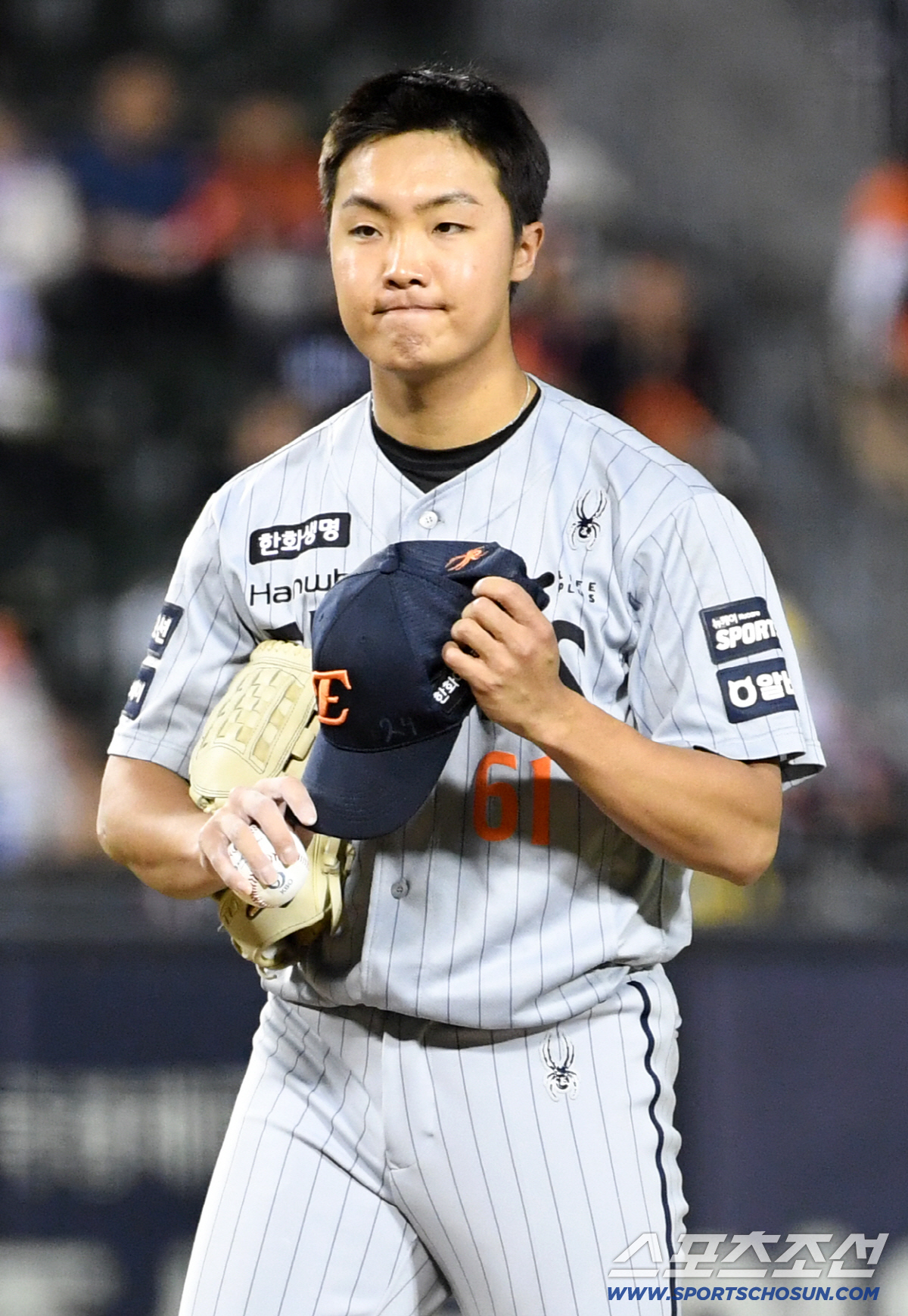 23일 잠실구장에서 열린 LG와 한화의 경기. 6회말 무사 1루 한화 정우주가 몸에 맞는 볼 직후 LG 송찬의에게 미안한 마음을 전하고 있다. 잠실=박재만 기자 pjm@sportschosun.com/2026.04.23/