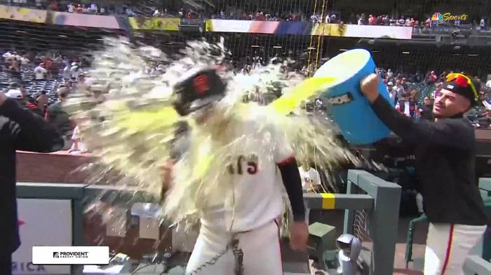 "매 경기 파워에이드 맞고 싶어"…이정후 맹활약에 감독도 애정 '폴폴' "우리의 기폭제→이정후가 이정후 한 것"