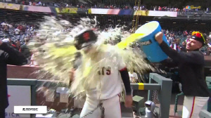 "매 경기 파워에이드 맞고 싶어"…이정후 맹활약에 감독도 애정 '폴폴' "우리의 기폭제→이정후가 이정후 한 것"