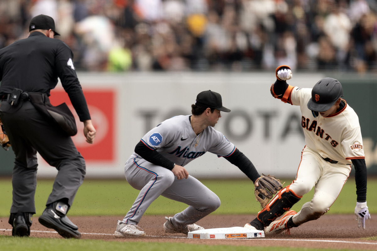 이정후가 1회말 우중간 3루타를 치고 3루에서 세이프되고 있다. Imagn Images연합뉴스