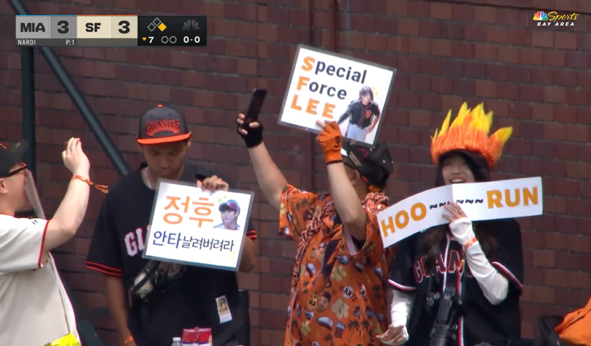 이정후가 7회말 이날 4번째 안타를 터뜨리자 팬들이 그의 이름이 적힌 문구를 들고 환호하고 있다. 사진=MLB.TV 캡처