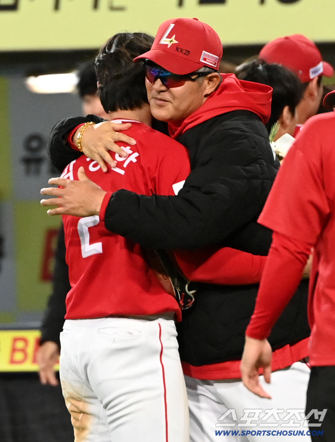 21일 대구삼성라이온즈파크에서 열린 SSG와 삼성의 경기. SSG가 5대4로 승리했다. 이숭용 감독이 박성한에게 개막 19경기 연속 안타 신기록을 축하하는 꽃다발을 전하며 포옹하고 있다. 대구=허상욱 기자 wook@sportschosun.com/2026.04.21/