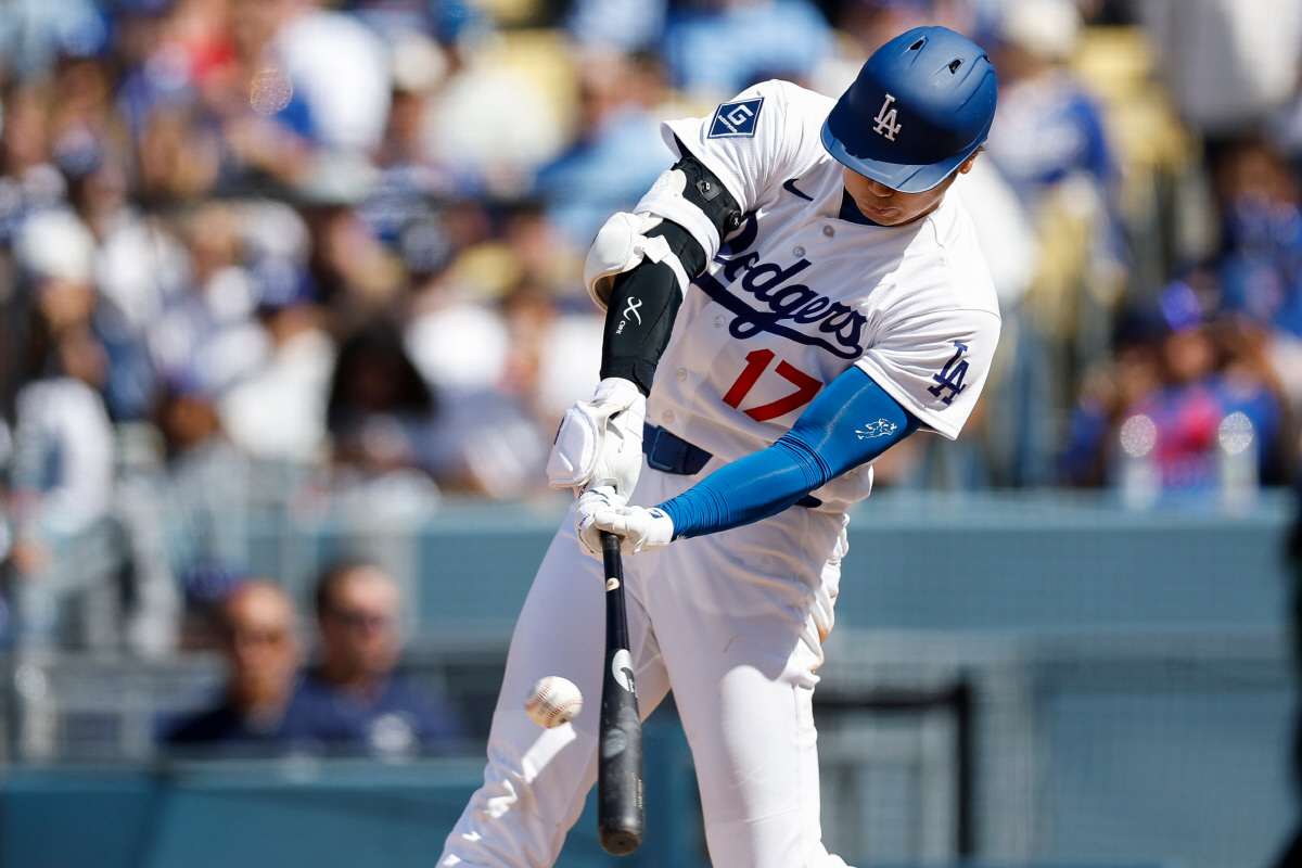 파격 소식! 오타니 투타 겸업 포기? "열려 있다"→투수로는 최고, 타자는 '글쎄'…12경기만 홈런포에도 '투타 겸업 완주 우려'