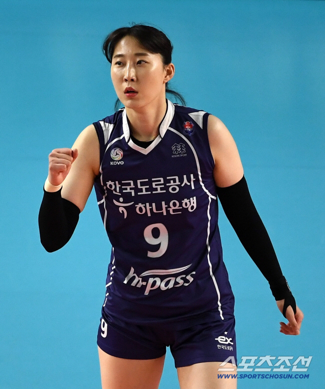 '클러치 박' 도로공사 돌아왔다! 영입 공식 발표…"다시 함께 하게 됐습니다" [오피셜]