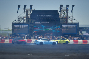 드리프트 질주에 무대까지 달궜다…BMW M FEST 1만명 몰려
