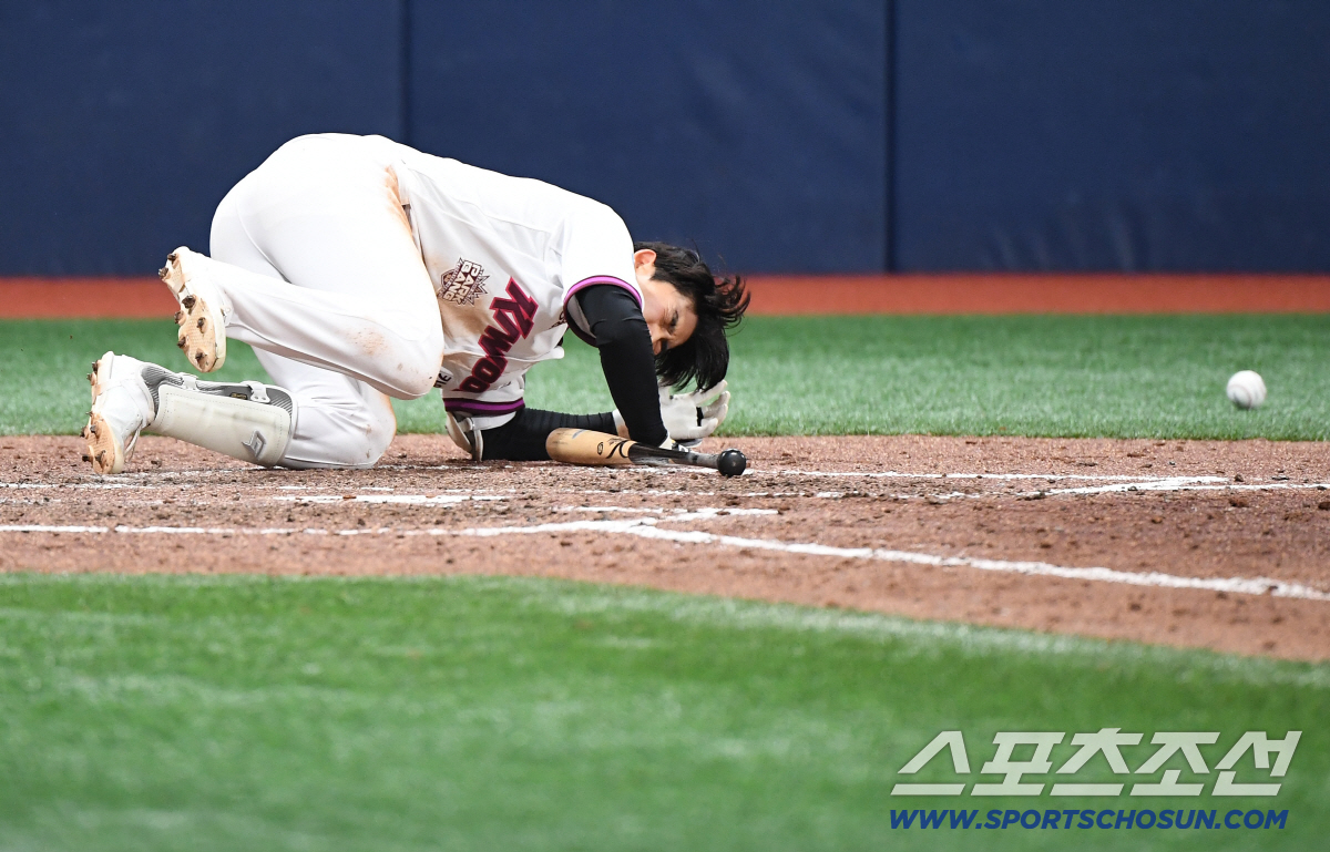 26일 오후 서울 고척스카이돔에서 열린 삼성-키움전. 8회말 2사 1루 박수종이 사구에 맞아 쓰러지고 있다. 고척=정재근 기자 cjg@sportschosun.com/2026.4.26/