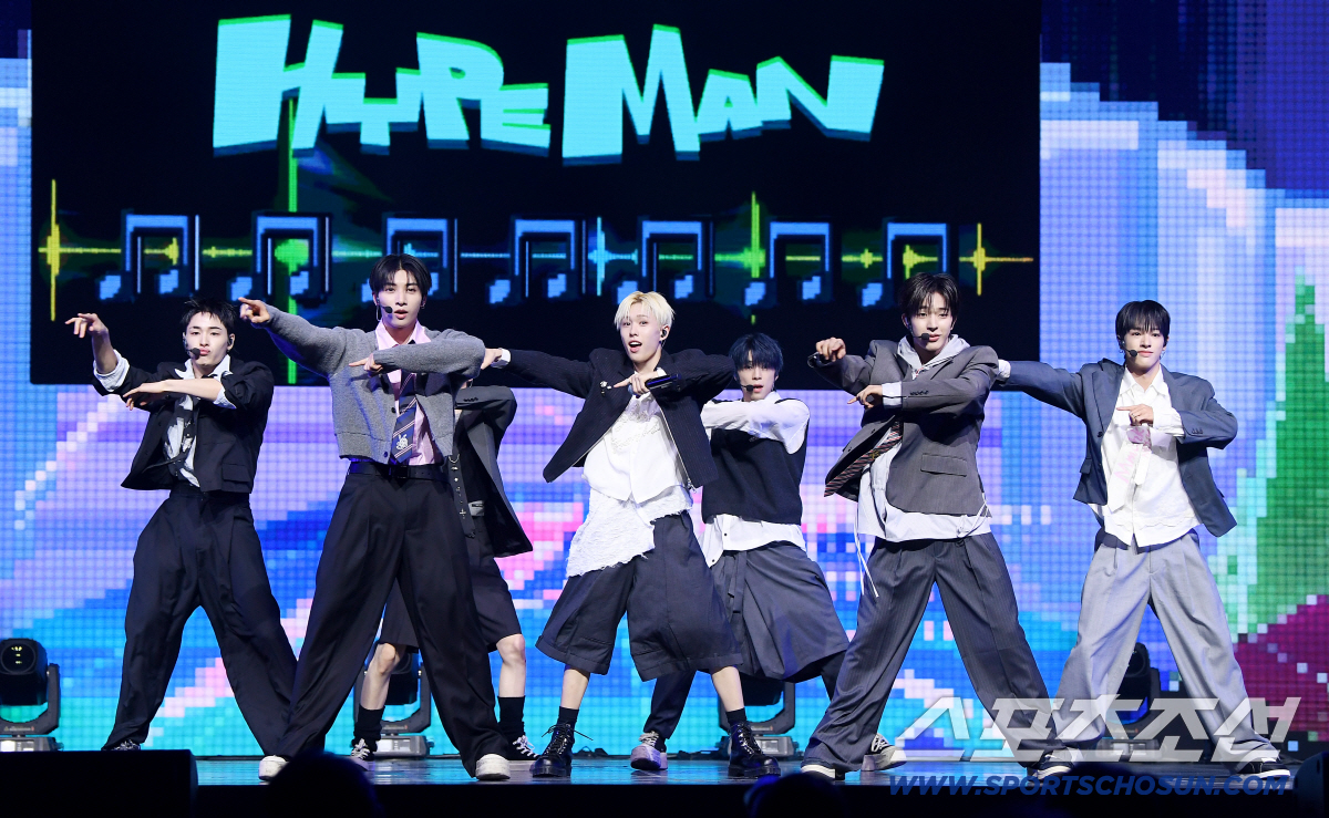 그룹 넥스지(NEXZ) 싱글 2집'Mmchk' 발매 기념 프레스 쇼케이스가 27일 오후 서울 한남동 블루스퀘어 우리WON뱅킹홀에서 열렸다. 넥스지가 타이틀곡 무대를 선보이고 있다. 정재근 기자 cjg@sportschosun.com/2026.4.27/