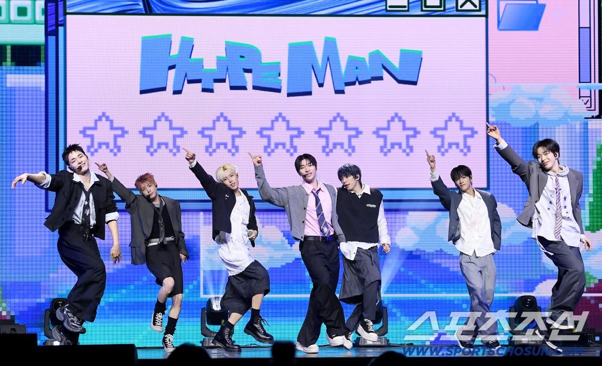 그룹 넥스지(NEXZ) 싱글 2집'Mmchk' 발매 기념 프레스 쇼케이스가 27일 오후 서울 한남동 블루스퀘어 우리WON뱅킹홀에서 열렸다. 넥스지가 타이틀곡 무대를 선보이고 있다. 정재근 기자 cjg@sportschosun.com/2026.4.27/