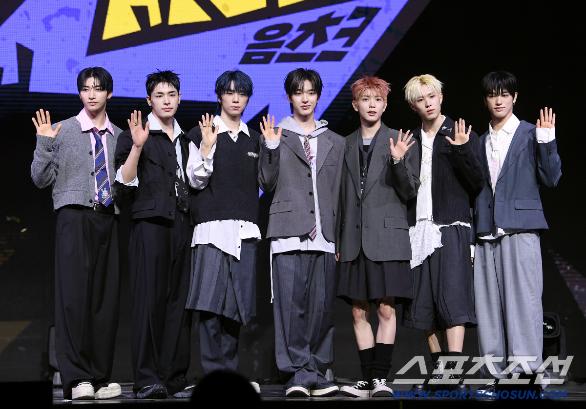 그룹 넥스지(NEXZ) 싱글 2집'Mmchk' 발매 기념 프레스 쇼케이스가 27일 오후 서울 한남동 블루스퀘어 우리WON뱅킹홀에서 열렸다. 멤버들이 함께 포즈 취하고 있다. 정재근 기자 cjg@sportschosun.com/2026.4.27/