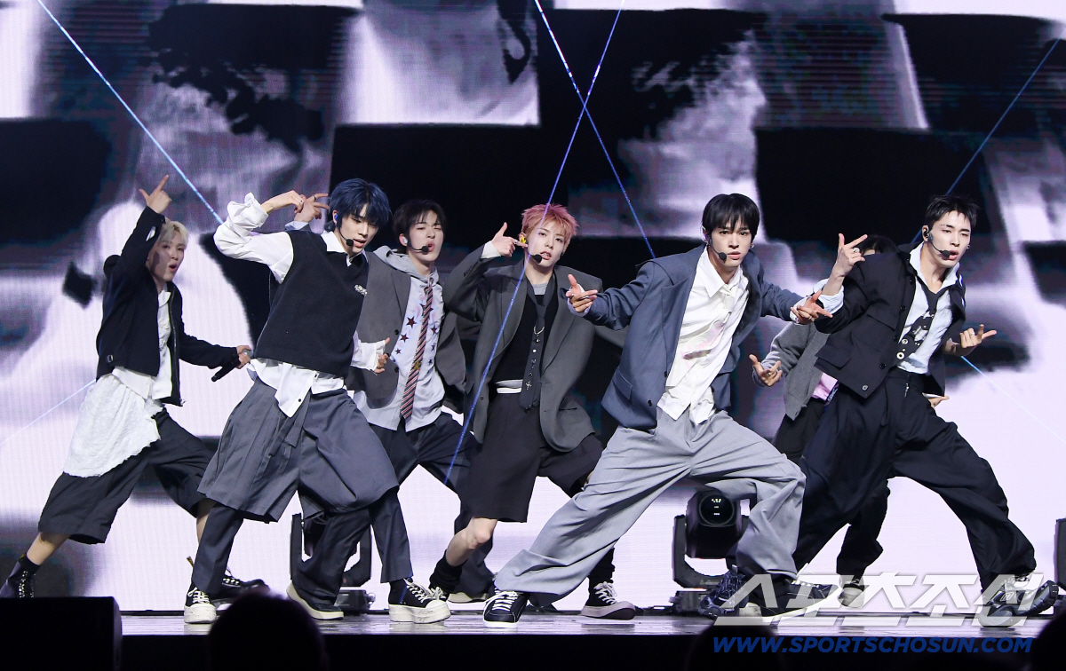 그룹 넥스지(NEXZ) 싱글 2집'Mmchk' 발매 기념 프레스 쇼케이스가 27일 오후 서울 한남동 블루스퀘어 우리WON뱅킹홀에서 열렸다. 넥스지가 수록곡 무대를 선보이고 있다. 정재근 기자 cjg@sportschosun.com/2026.4.27/