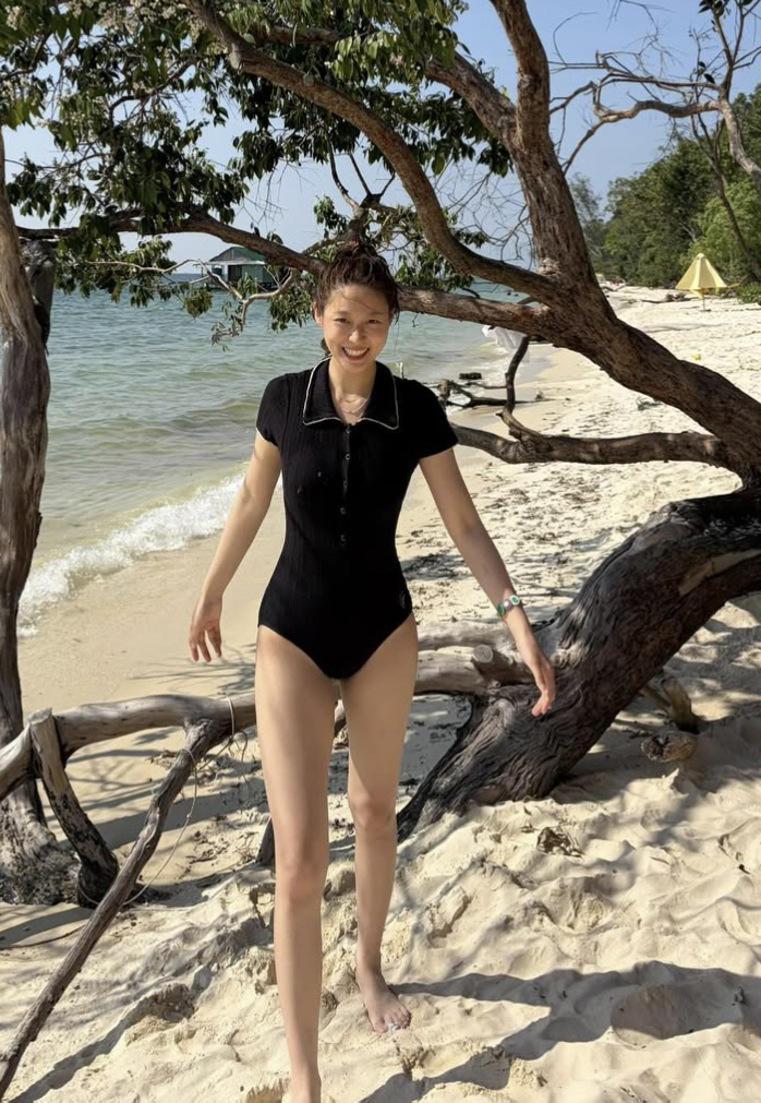 설현, ‘뼈말라’ 대신 건강미 선택…구릿빛 탄탄 수영복 몸매