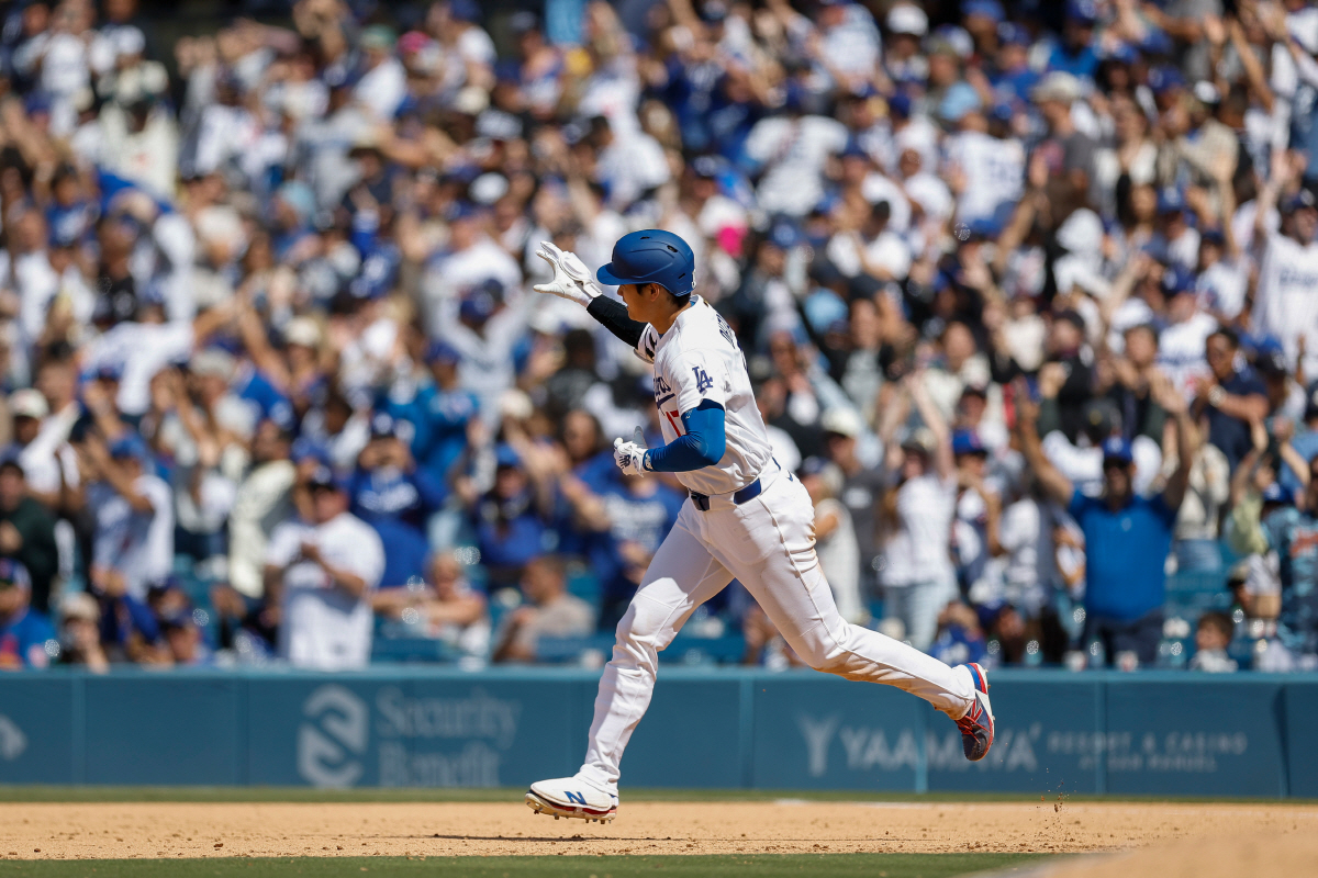 오타니가 7회말 시즌 6호 아치를 그린 뒤 오른손을 든 채 1루를 돌아 2루를 향하고 있다. AP연합뉴스