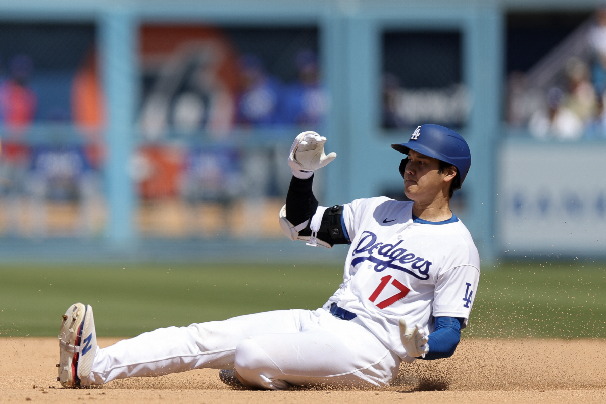 5회말 우측으로 2루타를 날린 뒤 슬라이딩 세이프되고 있는 오타니 쇼헤이. AFP연합뉴스