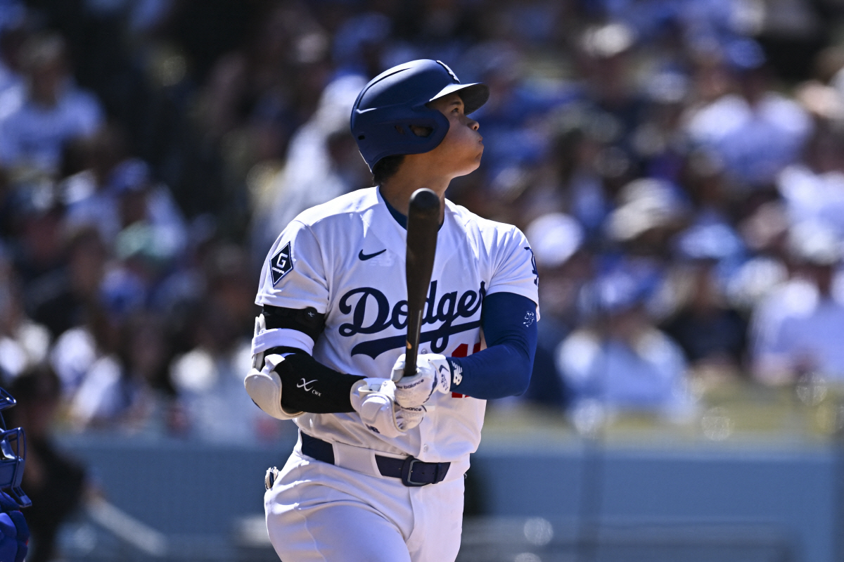 오타니 쇼헤이가 7회말 홈런 타구를 바라보고 있다. Imagn Images연합뉴스