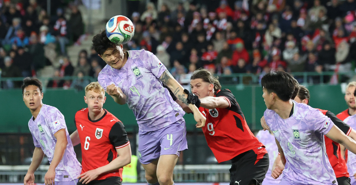 헤딩슛 시도하는 김민재 (빈[오스트리아]=연합뉴스) 최재구 기자 = 31일(현지시간) 오스트리아 빈 에른스트 하펠 스타디움에서 열린 한국 축구 국가대표팀과 오스트리아의 평가전에서 김민재가 오스트리아 문전에서 헤딩슛을 시도하고 있다. 2026.4.1 jjaeck9@yna.co.kr(끝)