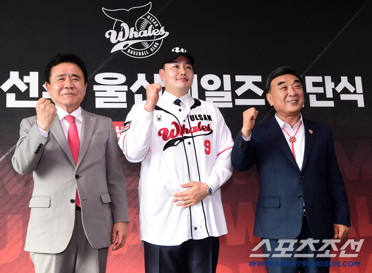 27일 울산 문수야구장에서 최지만 울산 웨일즈 입단식이 열렸다. 울산 김철욱 체육회장, 김두겸 울산시장과 함께 포즈 취하는 최지만. 울산=송정헌 기자 songs@sportschosun.com/2026.04.27/