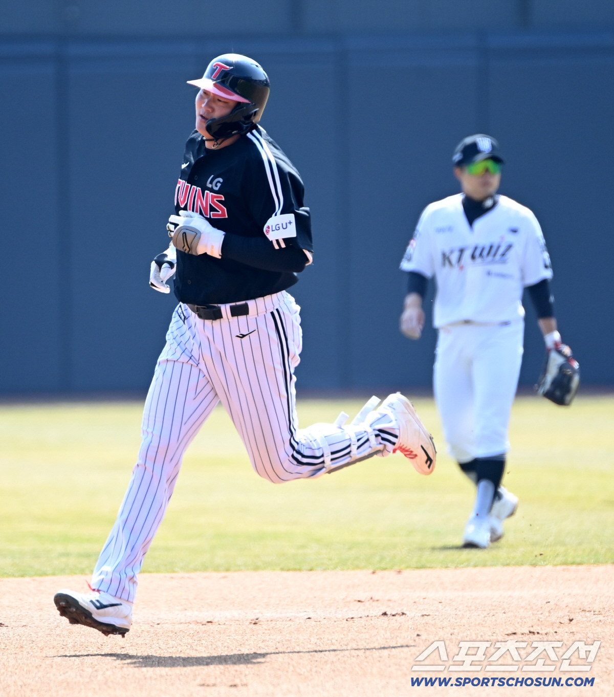 17일 수원KT위즈파크에서 열린 LG와 KT의 시범경기. 1회초 LG 이재원이 선제 솔로홈런을 치고 베이스를 돌고 있다. 수원=허상욱 기자 wook@sportschosun.com/2026.03.17/