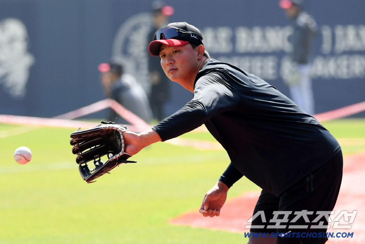 11일 잠실구장에서 열린 LG와 SSG의 경기. LG 이재원이 몸을 풀고 있다. 잠실=박재만 기자 pjm@sportschosun.com/2026.04.11/