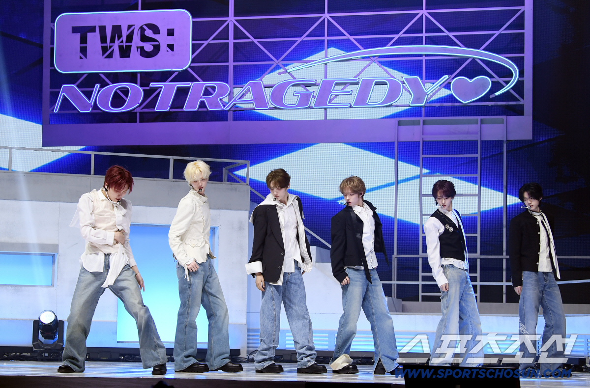 그룹 투어스(TWS) 미니 5집발매기념 미디어 쇼케이스가 27일 오후 서울 광진구 예스24라이브홀에서 열렸다. 투어스가 타이틀곡 '널 따라가' 무대를 선보이고 있다. 정재근 기자 cjg@sportschosun.com/2026.4.27/