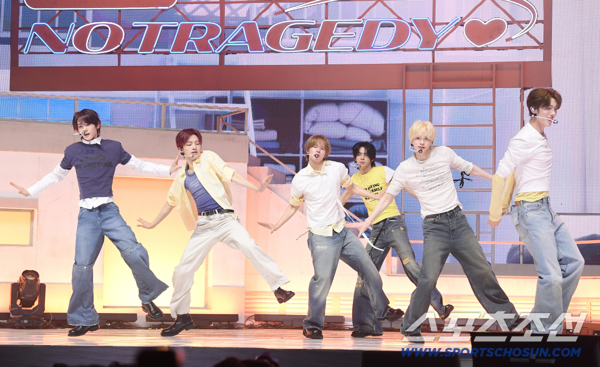 그룹 투어스(TWS) 미니 5집발매기념 미디어 쇼케이스가 27일 오후 서울 광진구 예스24라이브홀에서 열렸다. 투어스가 수록곡 '너의 모든 가능성이 되어 줄게' 무대를 선보이고 있다. 정재근 기자 cjg@sportschosun.com/2026.4.27/