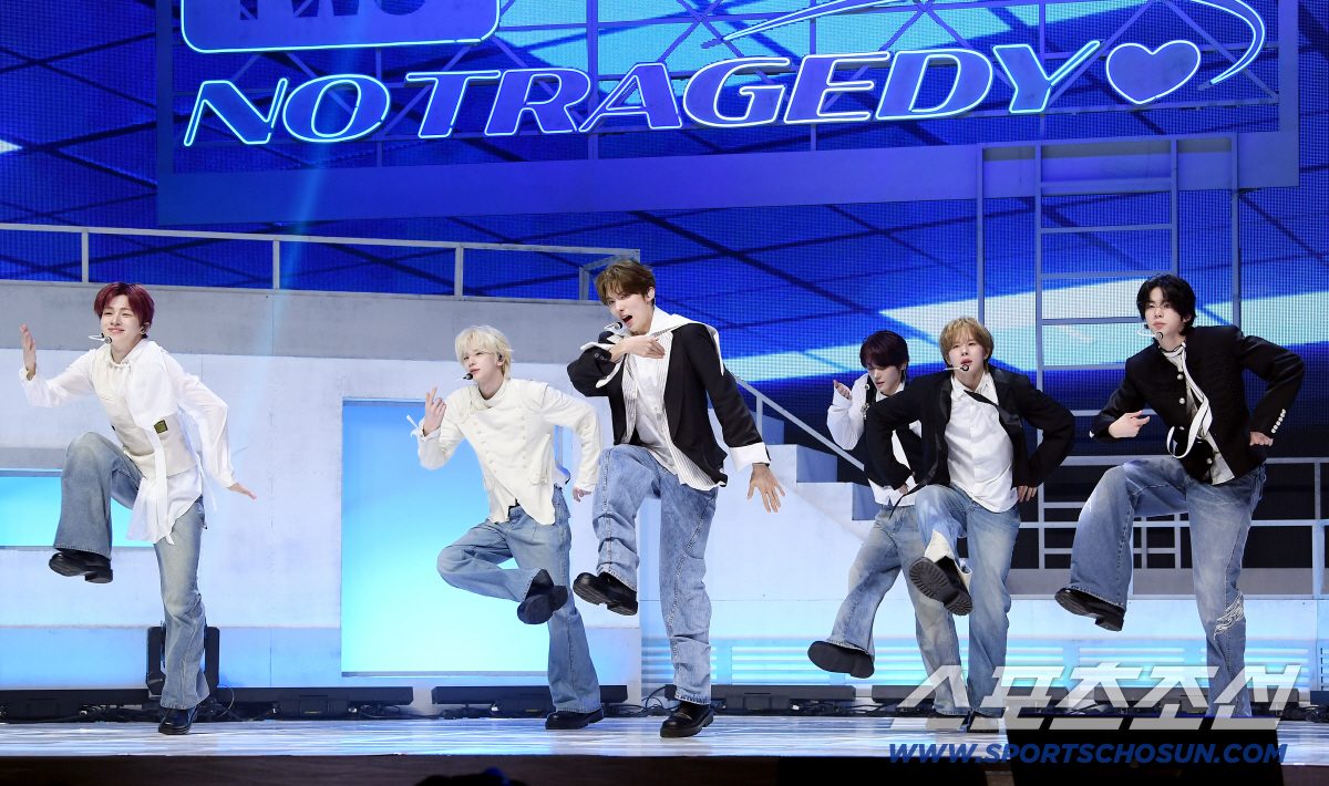 그룹 투어스(TWS) 미니 5집발매기념 미디어 쇼케이스가 27일 오후 서울 광진구 예스24라이브홀에서 열렸다. 투어스가 타이틀곡 '널 따라가' 무대를 선보이고 있다. 정재근 기자 cjg@sportschosun.com/2026.4.27/