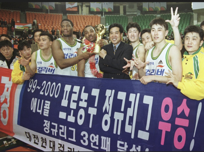'이번엔 누가 웃을까' 추억의 동지에서 적으로 만난 유도훈-이상민감독…현대 시절 '황금듀오' PO에서 교차한 운명의 향방은?