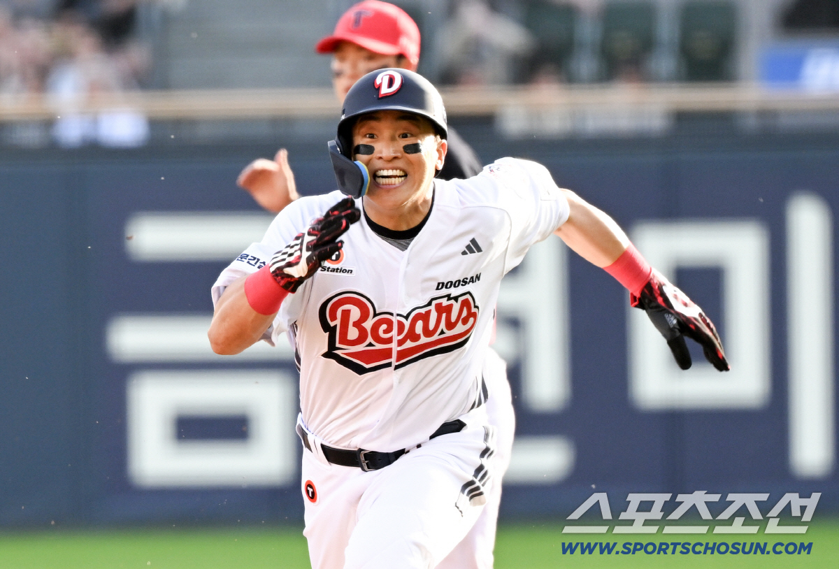 18일 잠실구장에서 열린 두산과 KIA의 경기. 3회말 무사 2루 두산 박준순 외야 뜬공 때 손아섭이 3루를 노리고 있다. 잠실=박재만 기자 pjm@sportschosun.com/2026.04.18/