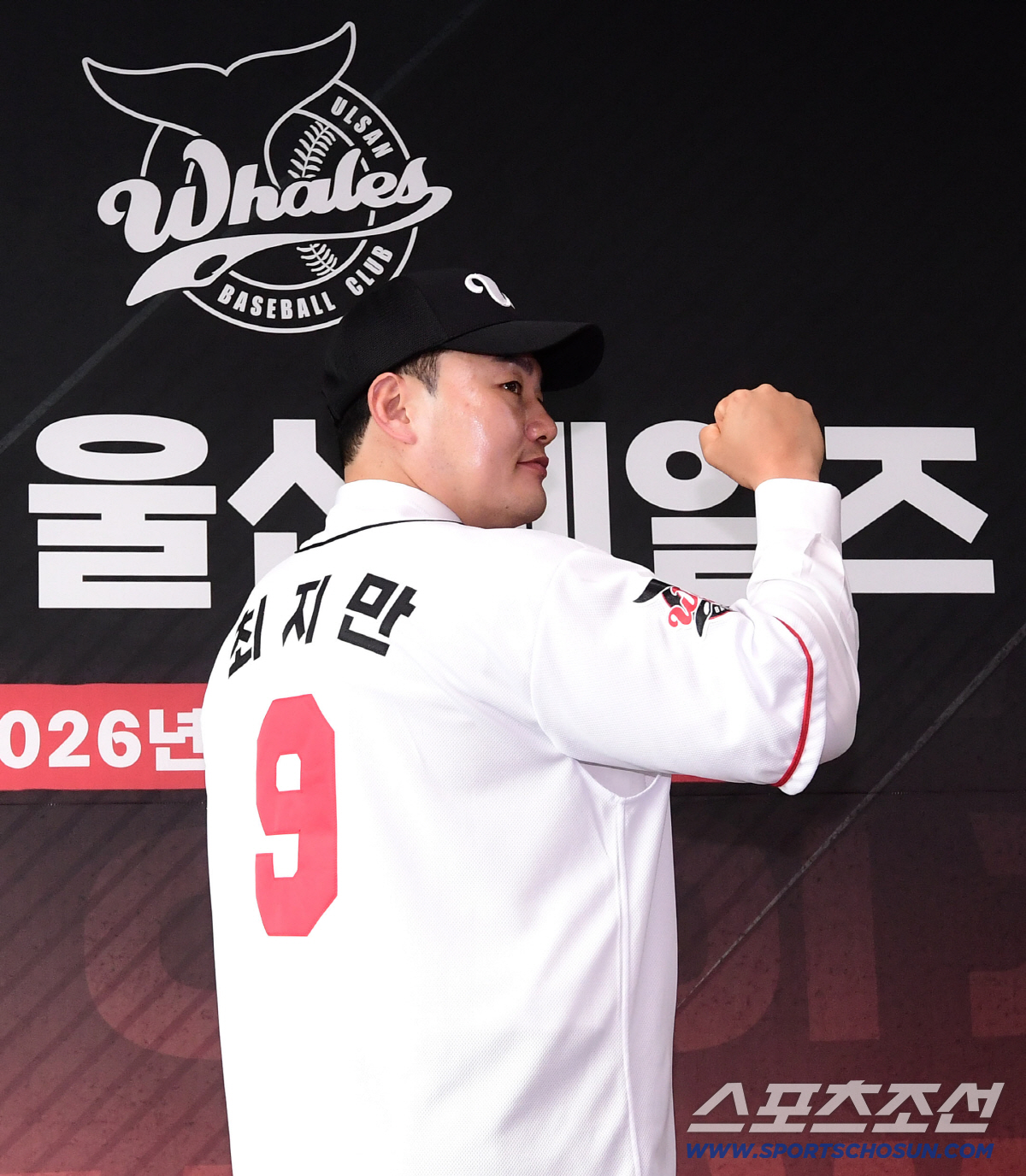27일 울산 문수야구장에서 최지만 울산 웨일즈 입단식이 열렸다. 울산 유니폼 임고 포즈를 취하고 있는 최지만. 울산=송정헌 기자 songs@sportschosun.com/2026.04.27/