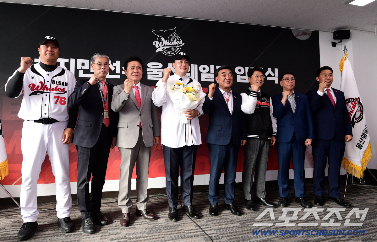 27일 울산 문수야구장에서 최지만 울산 웨일즈 입단식이 열렸다. 울산 구단 관계자들과 함께 기념 포즈를 취하고 있는 최지만. 울산=송정헌 기자 songs@sportschosun.com/2026.04.27/