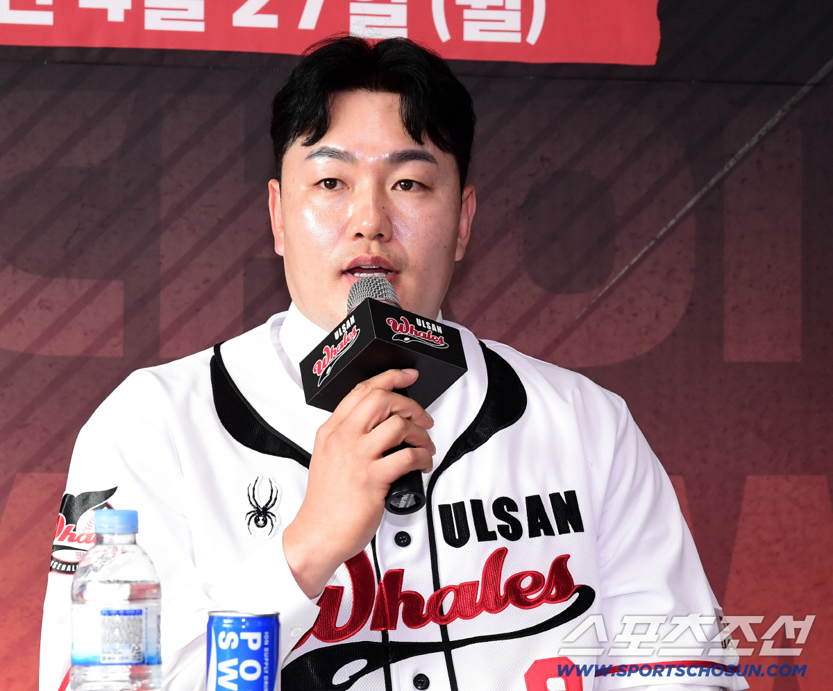 27일 울산 문수야구장에서 최지만 울산 웨일즈 입단식이 열렸다. 울산 입단 소감을 말하고 있는 최지만. 울산=송정헌 기자 songs@sportschosun.com/2026.04.27/