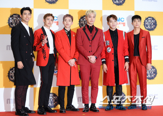 '프러포즈도 유출되더니'...옥택연, 결혼식도 도둑 촬영→첫 행보는 김혜윤 응원 [종합]