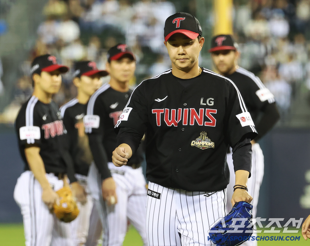 24일 잠실야구장에서 열린 LG와 두산의 경기. 9회 마운드에 올라 1아웃 잡고 통증을 호소하며 자진 강판한 LG 마무리 유영찬. 잠실=송정헌 기자 songs@sportschosun.com/2026.04.24/
