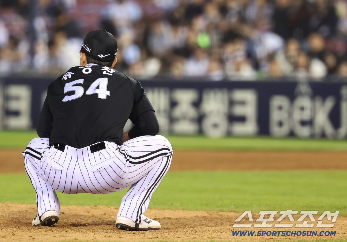 24일 잠실야구장에서 열린 LG와 두산의 경기. 9회 마운드에 올라 1아웃 잡고 통증을 호소하며 주저앉은 LG 마무리 유영찬. 잠실=송정헌 기자 songs@sportschosun.com/2026.04.24/