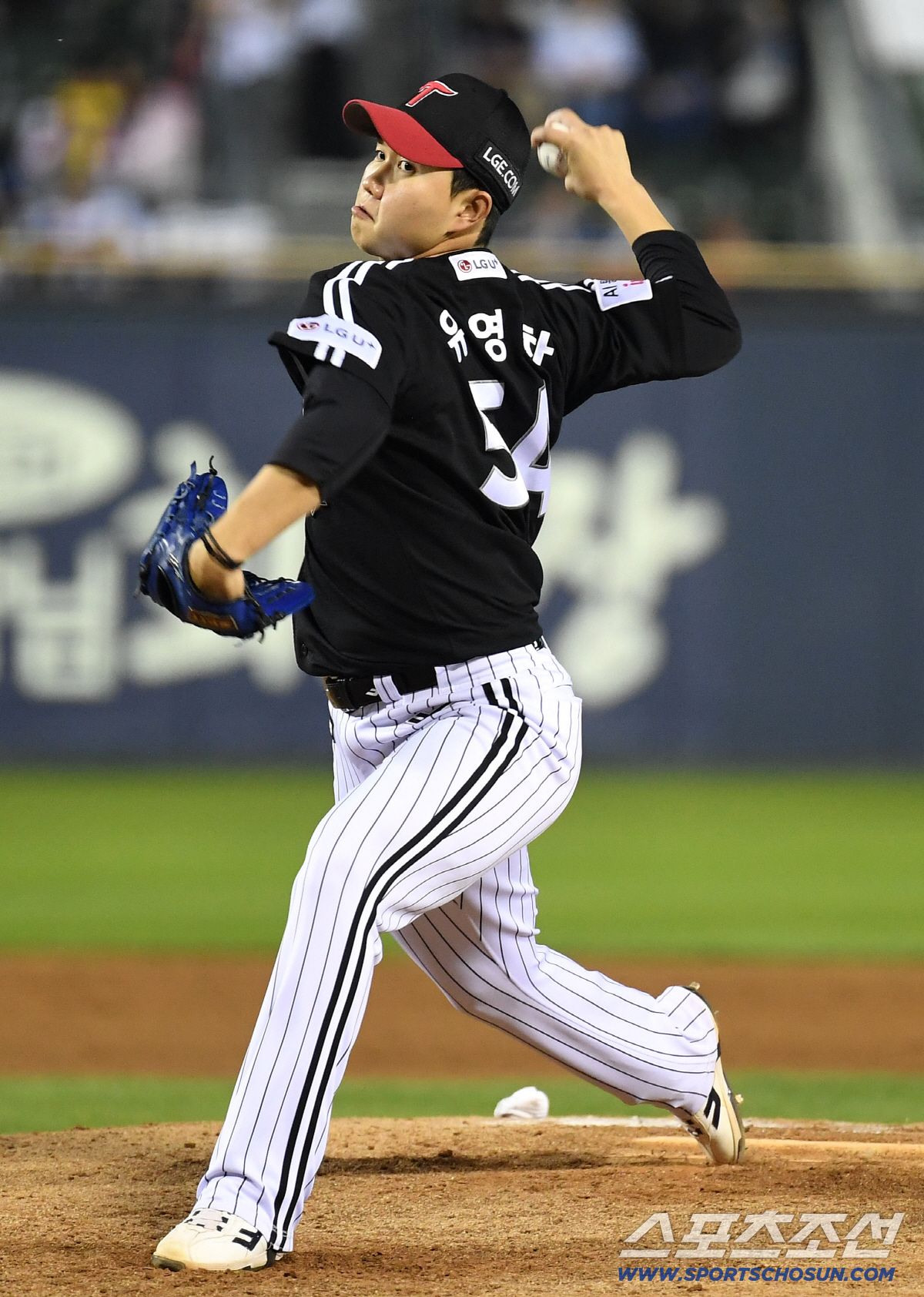 24일 잠실야구장에서 열린 LG와 두산의 경기. 9회 마운드 올라 투구하고 있는 LG 유영찬. 잠실=송정헌 기자 songs@sportschosun.com/2026.04.24/