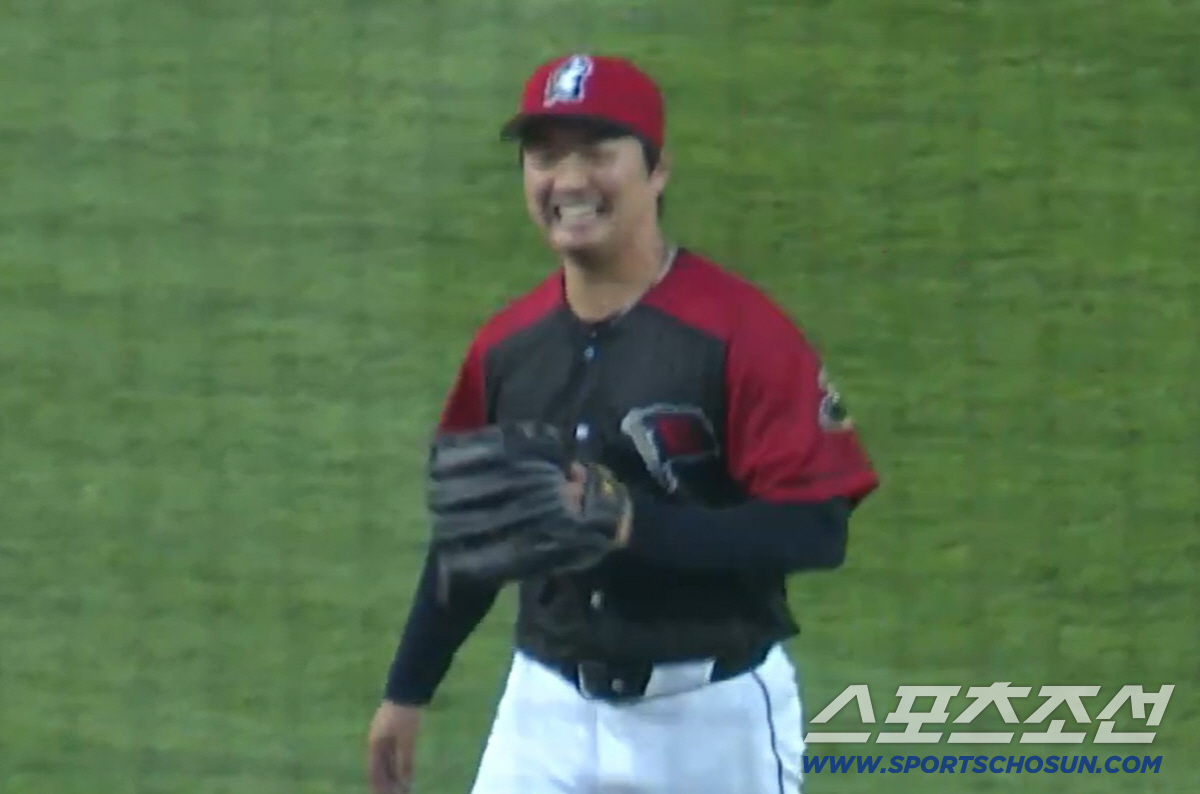 디트로이트 더블A에서 뛰고 있는 고우석이 15일(한국시각) 등판해 삼진을 잡은 뒤 포수를 보며 활짝 웃고 있다. 이리 시울브즈 X( 구 트위터) 영상 캡쳐