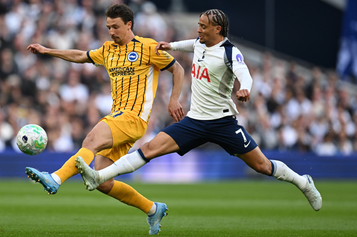 epa12898591 Tottenham Hotspur's Xavi Simons (R) and Brighton and Hove Albion's Oliver Boscagli in action during the English Premier League match Tottenham Hotspur against Brighton & Hove Albion, in London, Britain, 18 April 2026. EPA/DANIEL HAMBURY EDITORIAL USE ONLY. No use with unauthorized audio, video, data, fixture lists, club/league logos, 'live' services or NFTs. Online in-match use limited to 120 images, no video emulation. No use in betting, games or single club/league/player publications.