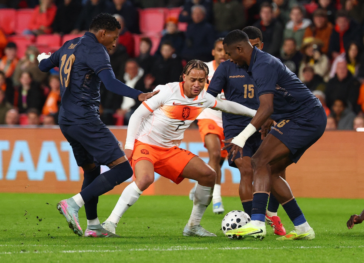 Soccer Football - International Friendly - Netherlands v Ecuador - Philips Stadion, Eindhoven, Netherlands - March 31, 2026 Netherlands' Xavi Simons in action with Ecuador's Gonzalo Plata, Pedro Vite, and Willian Pacho REUTERS/Piroschka Van De Wouw
