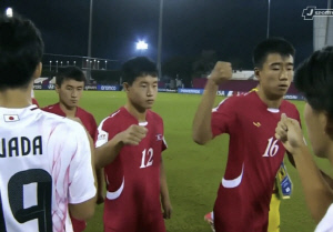 '日 주먹 인사 논란' 일본 깜짝 놀랐다…북한, AFC U-17 아시안컵 '돌연' 출전 포기 가능성 제기