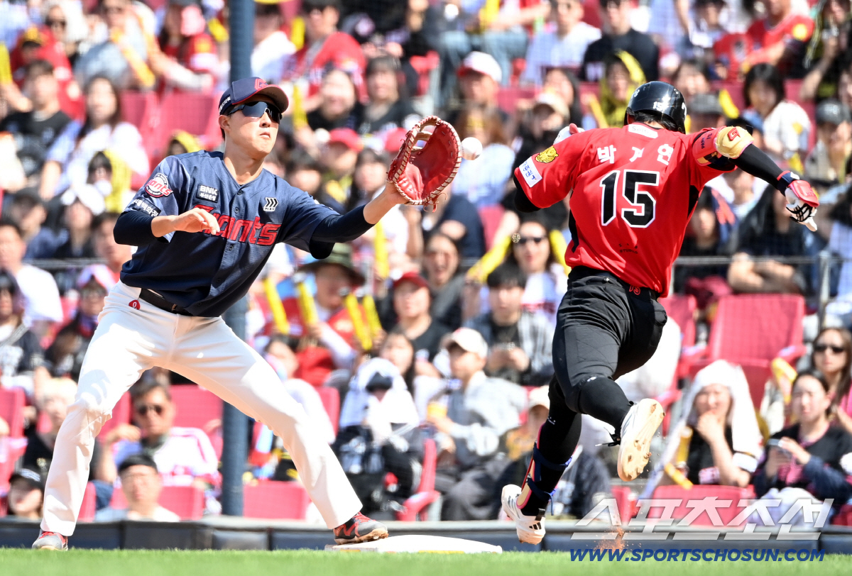 26일 광주KIA챔피언스필드에서 열린 롯데와 KIA의 경기. 3회말 박재현이 스트라이크 아웃 낫아웃때 1루에서 아웃되고 있다. 광주=허상욱 기자 wook@sportschosun.com/2026.04.26/