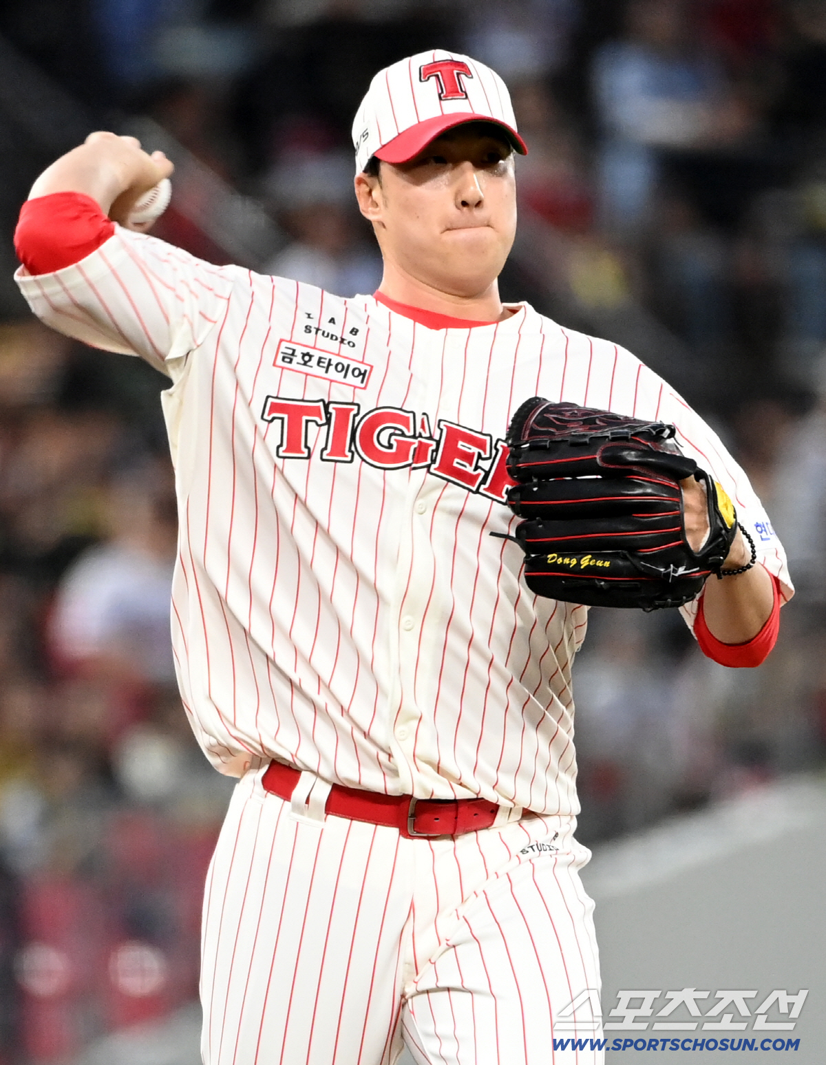 25일 광주KIA챔피언스필드에서 열린 롯데와 KIA의 경기. 1루 견제구를 뿌리는 KIA 정해영. 광주=허상욱 기자 wook@sportschosun.com/2026.04.25/