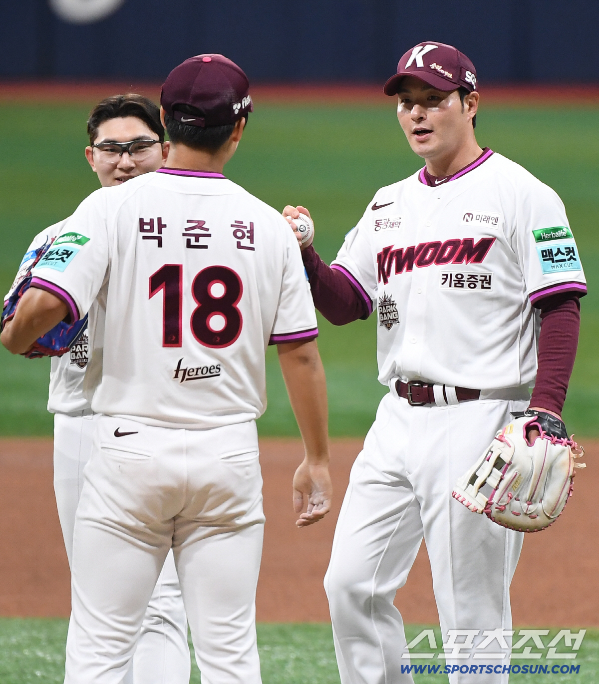 키움 히어로즈 박병호 코치의 은퇴식이 26일 오후 서울 고척스카이돔에서 열린 삼성-키움전을 앞두고 진행됐다. 특별 엔트리로 1루수로 나선 박병호가 박준현에게 공을 건네고 있다. 고척=정재근 기자 cjg@sportschosun.com/2026.4.26/