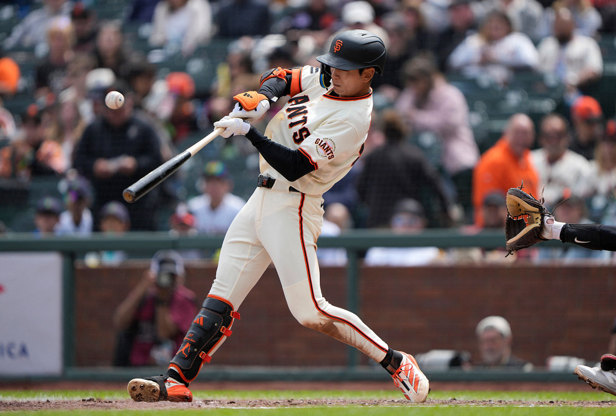 SAN FRANCISCO, CALIFORNIA - APRIL 26: Jung Hoo Lee #51 of the San Francisco Giants singles against the Miami Marlins in the bottom of the seventh inning at Oracle Park on April 26, 2026 in San Francisco, California. Thearon W. Henderson/Getty Images/AFP (Photo by Thearon W. Henderson / GETTY IMAGES NORTH AMERICA / Getty Images via AFP)