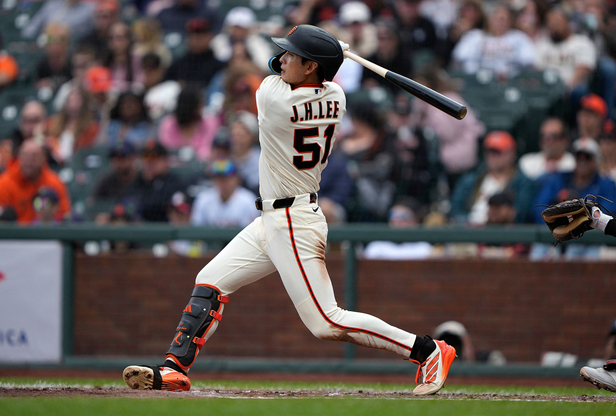 SAN FRANCISCO, CALIFORNIA - APRIL 26: Jung Hoo Lee #51 of the San Francisco Giants singles against the Miami Marlins in the bottom of the fifth inning at Oracle Park on April 26, 2026 in San Francisco, California. Thearon W. Henderson/Getty Images/AFP (Photo by Thearon W. Henderson / GETTY IMAGES NORTH AMERICA / Getty Images via AFP)