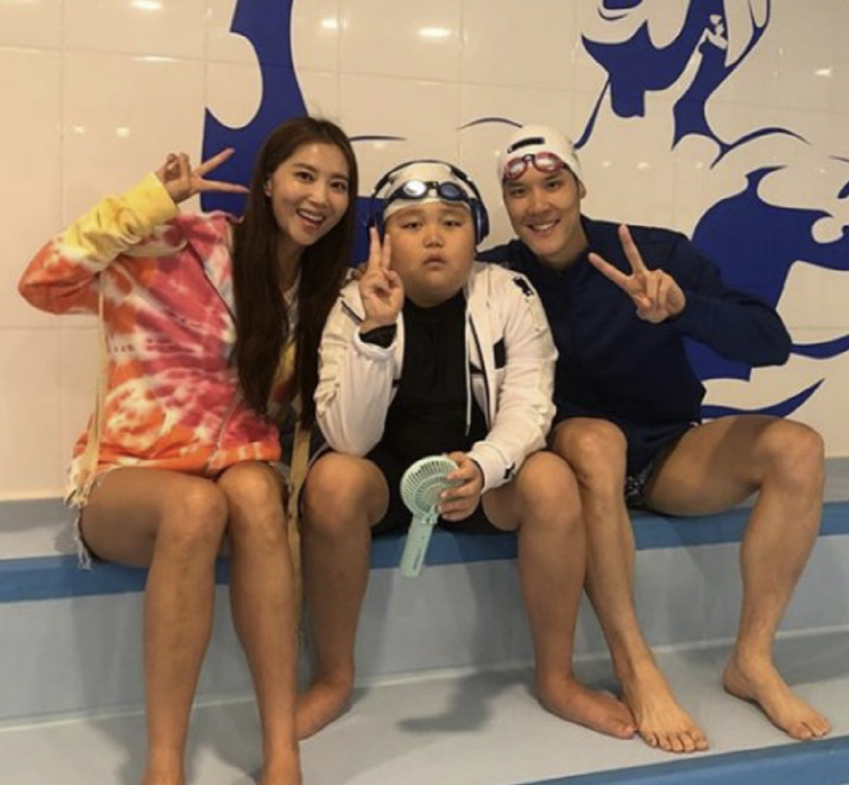 다섯 살 때 수영 레슨을 시작한 송민군은 초등학교 6학년 때 엄마가 출연한 '편스토랑'을 통해 '수영 레전드' 박태환을 만났다. 올해 밀알학교를 졸업한 송민군은 지난 3월 수영 직능으로 코오롱 오토모티브 장애인수영팀에 입단했다. 1m84, 이젠 '박태환 삼촌'과 키도 같다. 스포츠는 길이 된다. 송도 박태환수영장에서 V포즈를 취한 오윤아, 송민, 박태환.