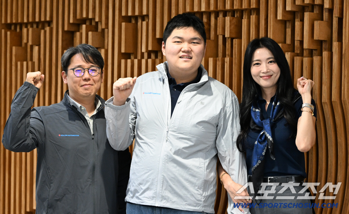 배우 오윤아와 코오롱오토모티브 장애인수영팀에 입단한 송민군이 21일 볼보 코오롱오토모티브 송파전시장에서 이도기 코오롱오토모티브 경영지원실장과 파이팅을 외치는 모습. 송파=박재만 기자