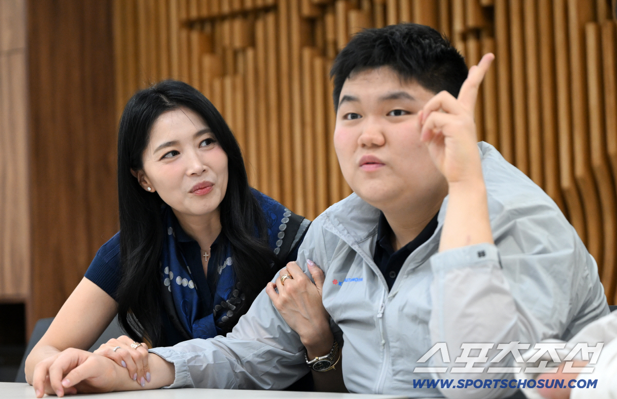 배우 오윤아(왼쪽)와 3월 코오롱 오토모티브 장애인수영팀에 취직한 아들 송민군. 송파=박재만 기자 pjm@sportschosun.com