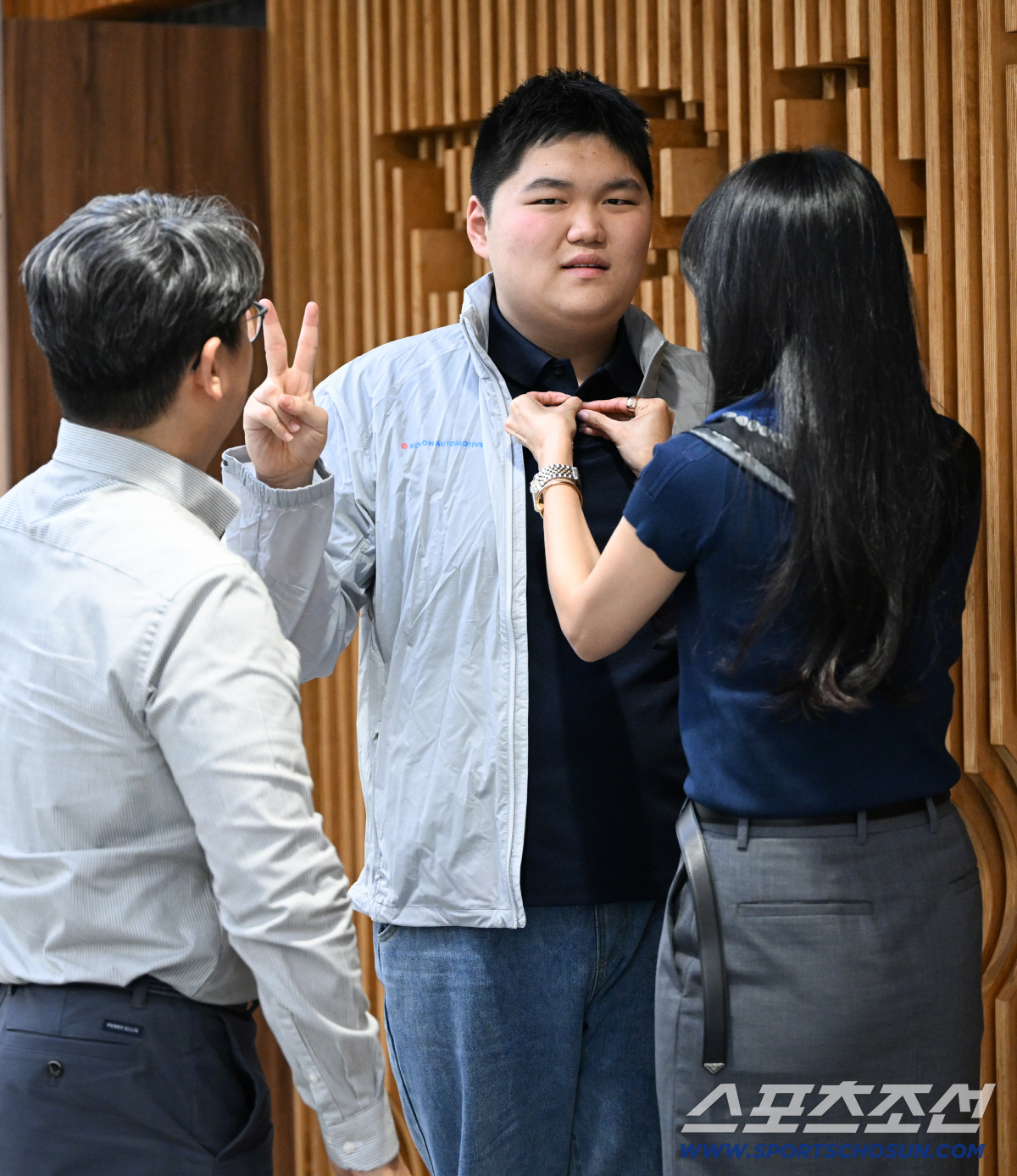배우 오윤아가 아들 송민과 21일 볼보 코오롱오토모티브 송파전시장에서 스포츠조선과 인터뷰를 앞두고 아들의 옷매무새를 고쳐주고 있다. 송파=박재만 기자 pjm@sportschosun.com
